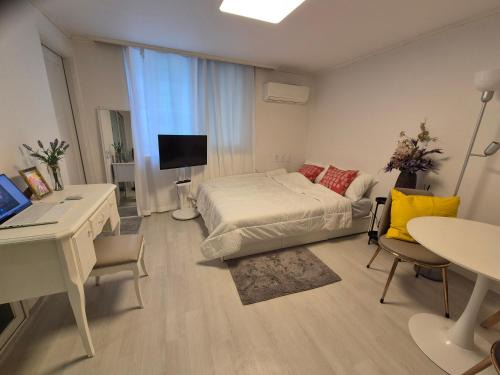 stay at gangnam shinsa station