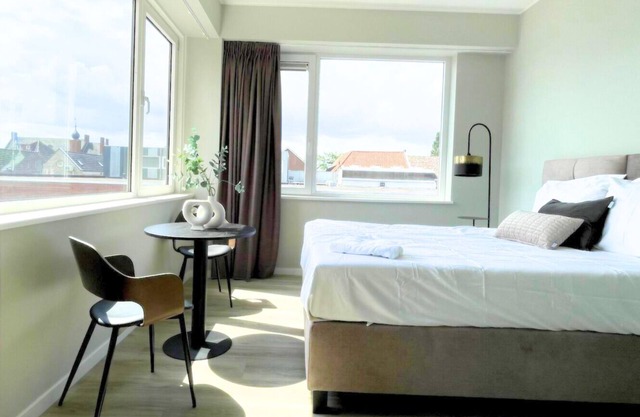 Stay in a modern, air-conditioned room with private bathroom and Chromecast TV. Enjoy hotel-style comfort with the bonus of a fully equipped shared kitchen. Perfect for business trips or short getaways in Oss.