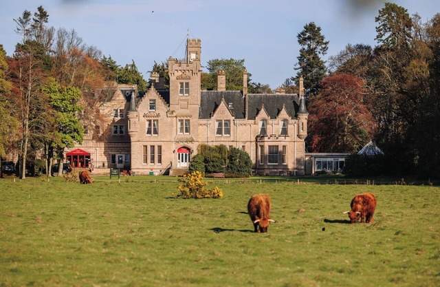 Stay in Style by Nairn Beach—Golf, History & Comfort Combined