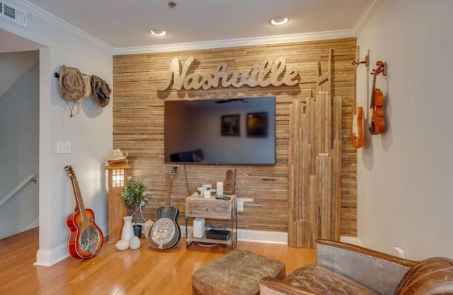 Stay in the heart of Downtown - Walk to Broadway!