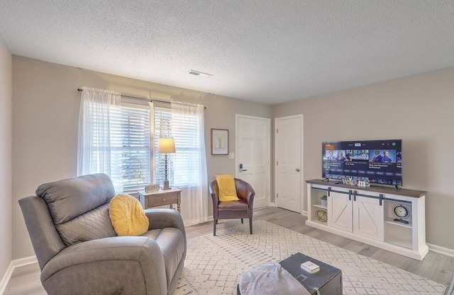 Stay near all Chas attractions, quiet comfort with fenced yard!