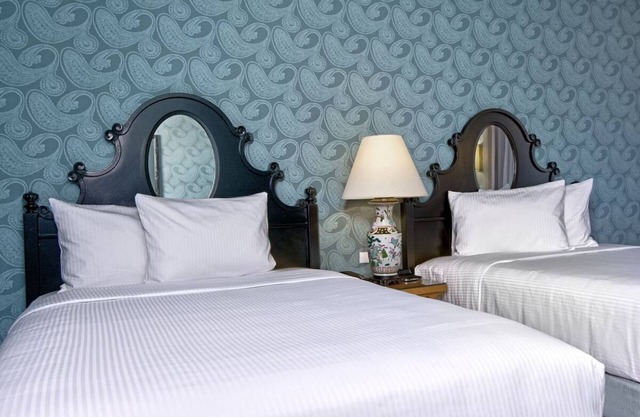 Stay Near AT&T Park, Free Breakfast and Pool Access at SoMa House