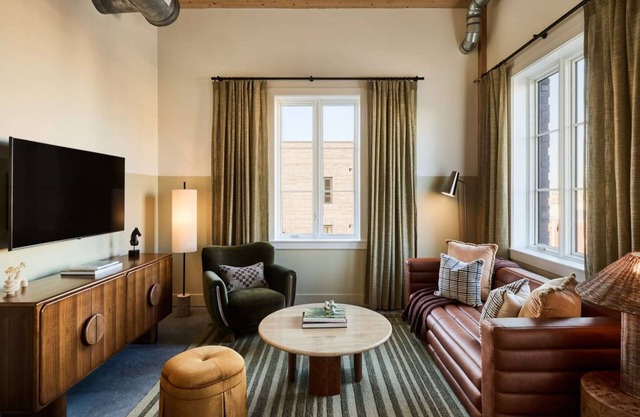 Stay Near River Street + Pool, Bike, Dining & Gym