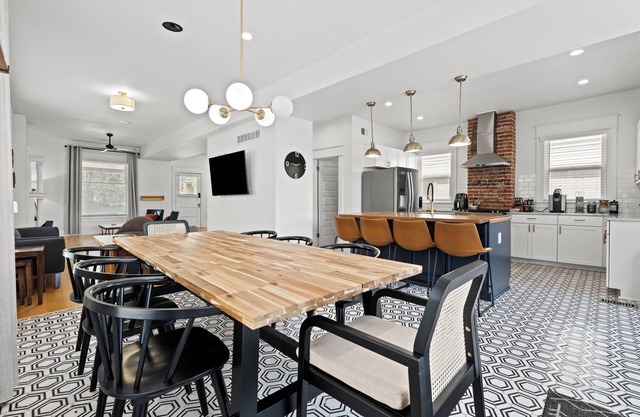 Stay on Main - Home Near Plaza, Westport & Downtown