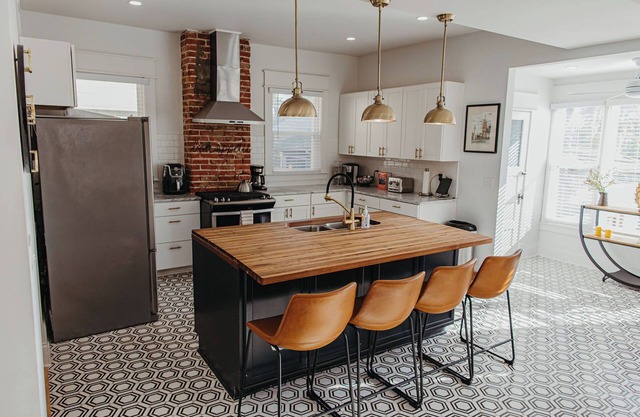 Stay on Main - Large Home Near Plaza, Westport & Downtown