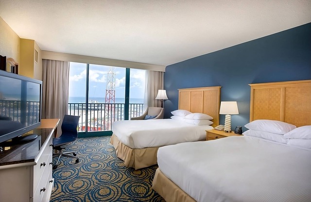 Stay Right on the Beach! Two Modern Units! 2 Pools and Spa Center, Parking!