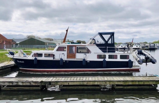 Stay with Maritime Flair on a Vintage Yacht