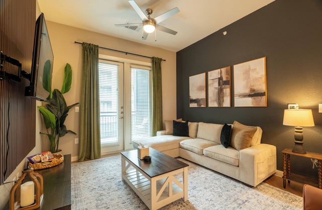 Steps from Pearl District, Riverwalk access, Gym, Pool, Free Parking, King Bed
