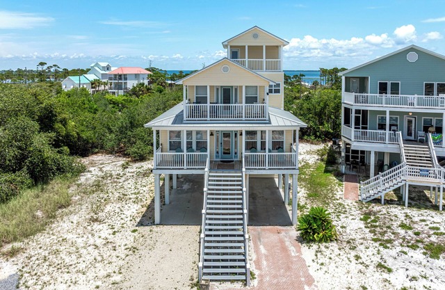 Steps From The Oceanfront! Pool, Pet Friendly, Wifi, king beds! WEEKLY DISCOUNTS