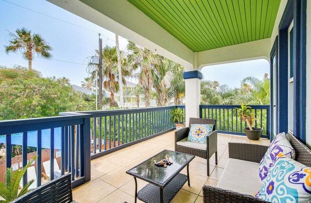 Steps to Beach: Oceanside Townhome w/Heated Pool