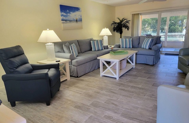 STEPS TO BEACH!POOLS,TENNIS,2BR/2BA VILLA,CLEAN,QUIET,WIFI 5STAR REVIEWS!