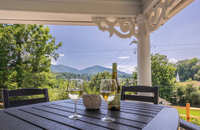 "STEPS TO BRYSON" - MTN VIEW, HOT TUB, FIREPIT, NEW REMODEL - WALK TO DOWNTOWN!