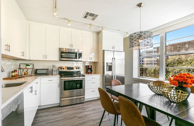 Steps to French Quarter Rooftop & Gym Sleeps 12