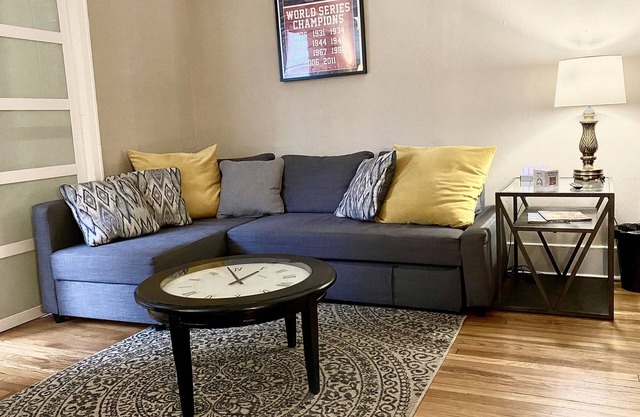 Steps to Metrolink & Forest Park,1st Fl King & Queen Beds+ Off-Street Parking