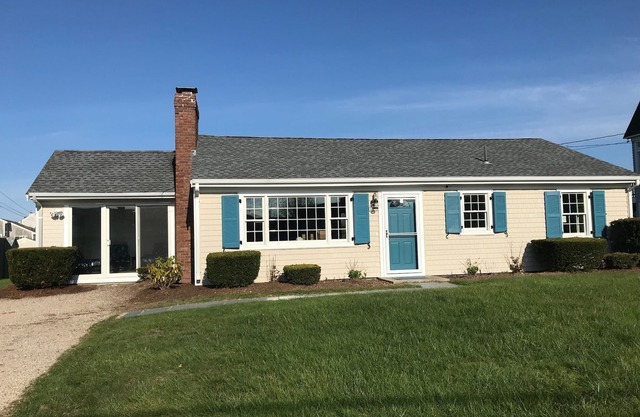 Steps to Ocean Beach, Walk to Falmouth Village, Renovated!