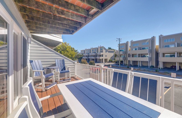 Steps to Ocean: Colorful Abode in Fenwick Island