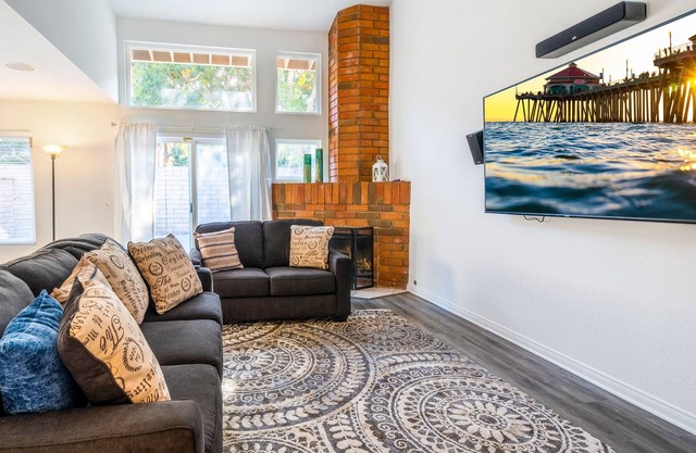 Steps to the beach, shops and restaurants, bikes, AC, shared pool/ spa.