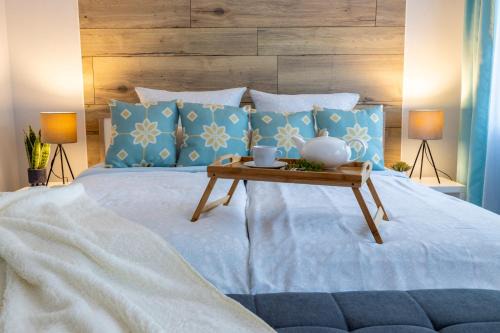 Stilvolles Design-Apartment in Schiffweiler - Self-Check-in - 2 Parkplätze - WLAN - Balkon mit Gartenzugang - private Terrasse -ruhig gelegen - Nähe See & Wald - bis 4 Pers