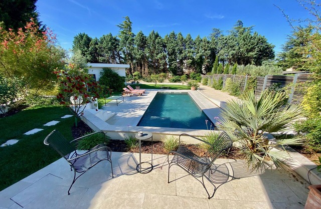 Stone farmhouse with saltwater swimming pool and private garden ( near Avignon)
