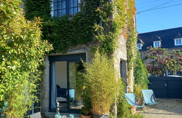 Stone house. 4 bedrooms, 5 beds, 2 bathrooms. Village center, beach 150 m away. Enclosed garden