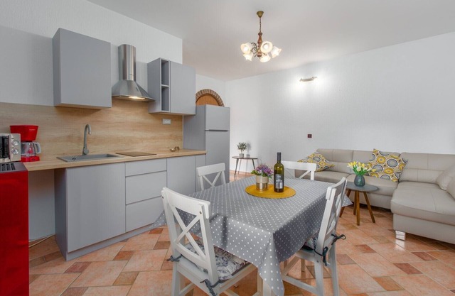 Stone house Graziella with private garden in Funtana