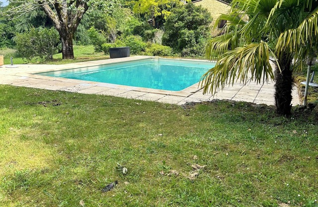 Stone house Les Chardonnerets with swimming pool