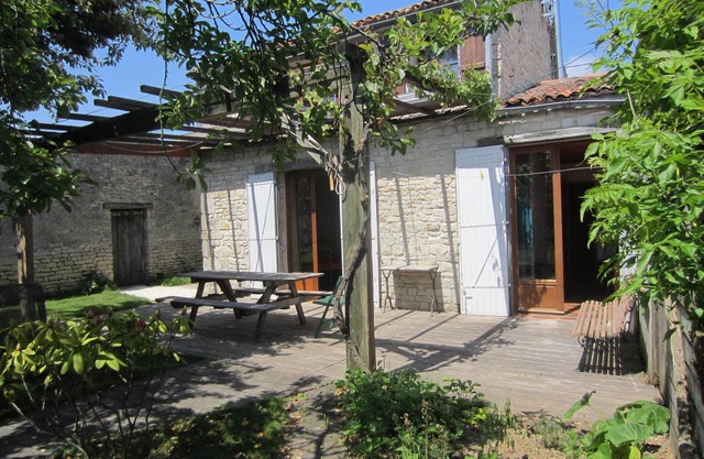 Stone house near La Rochelle and the beach