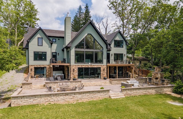 Stone Manor: Lakefront, 2 Hot Tubs, Private Indoor Pool!