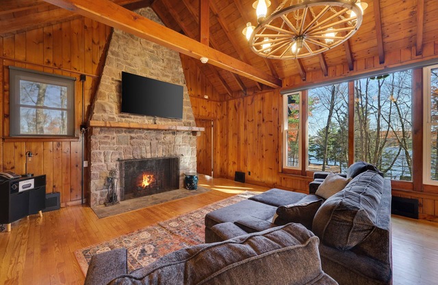 ★STONE Mountain Retreat ★KING BED-HOT TUB- Lake Harmony★Lake Views★Game room★
