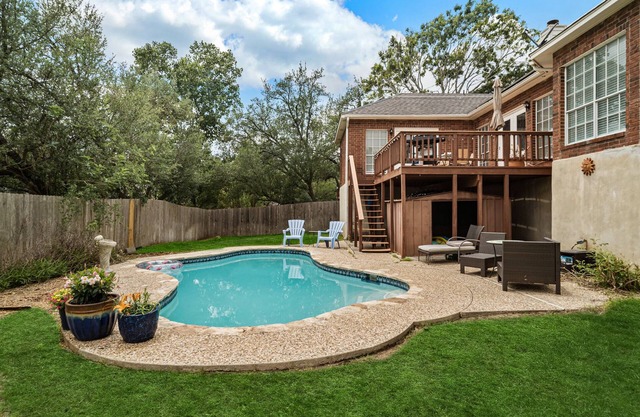 Stone Oak Oasis with Pool, Patio and Grill!