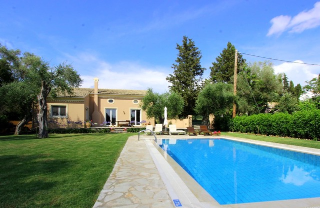 Stone Rose Villa Charming, farmhouse with pool