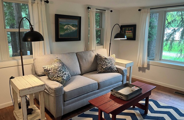 Stonegable: Perfect couples retreat;quiet, private, modern, close to everything!