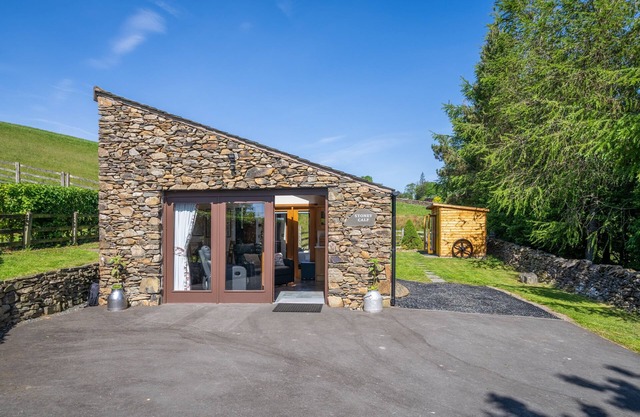 Stoney Calf - Quaint Cottage for two on a working farm