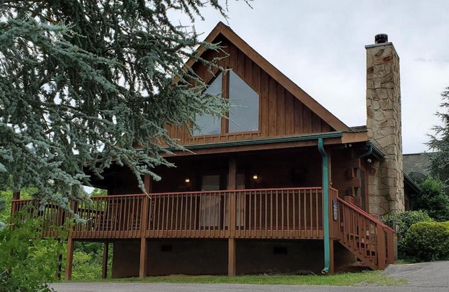 Story Brook: Beautiful true log cabin! Close to Dollywood, State Park, and more!