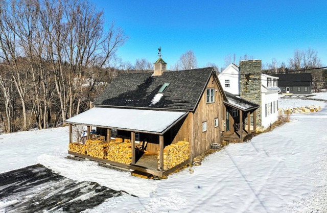 STOWE HOLLOW FARMHOUSE 5 BEDROOM/FIREPLACE minutes to Stowe village & mountain