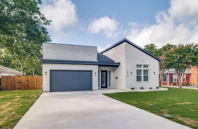 STR 4BR Downtown Home. BBG Grill, Fire Pit & Yard