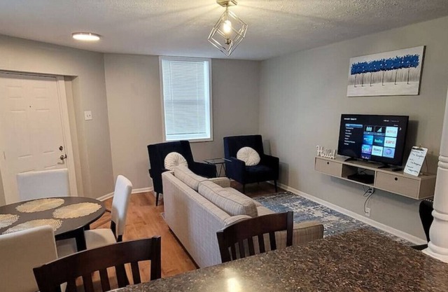 Straight · Urban Bungalow - Family Downtown Retreat