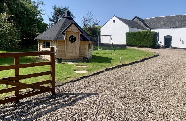 Strathaven, a spacious Cottage & outdoor BBQ hut, pets welcome,