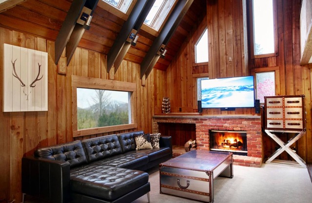 STRATTON 5 STAR SKI HOME: HOT TUB, SAUNA, 2 SUITES, 2 FIREPLACES
