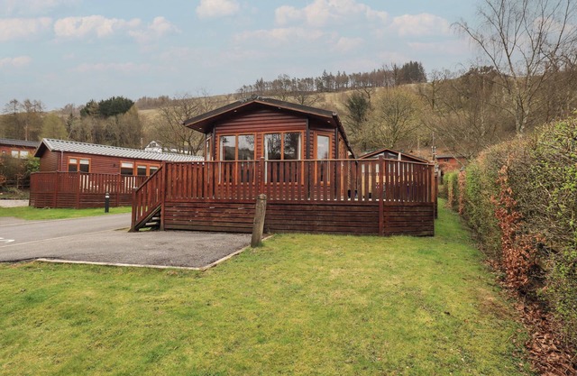 STRIDING EDGE LODGE, family friendly, with hot tub in Windermere