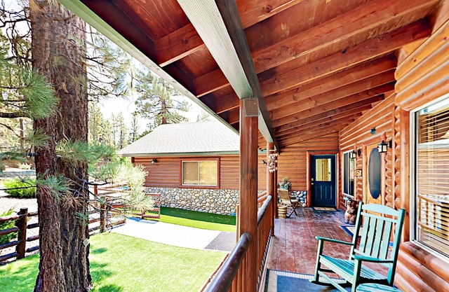 Striking Home w/ Huge Kitchen, Fireplaces, Hot Tub & Outdoor Fire Pit