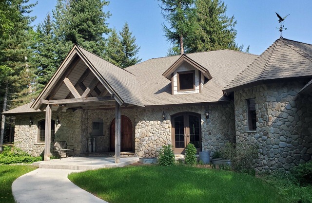 Striking LAKEFRONT home w/hot tub, dock, highspeed WIFI & week/month discounts