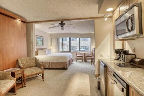 Studio #120 @ Perfect Location w Pool & Hot Tub