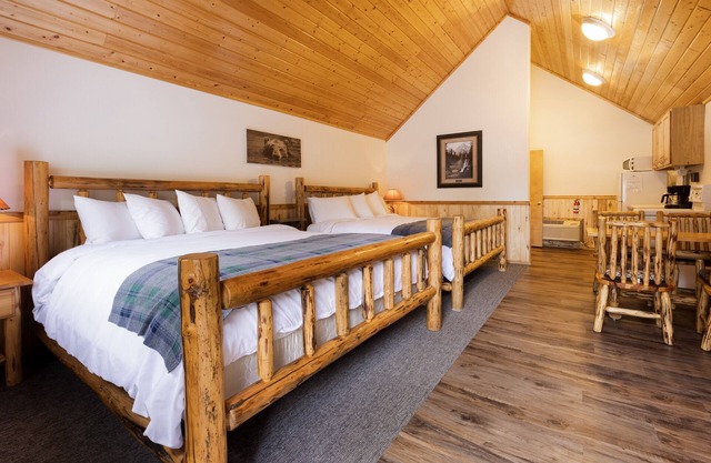 Studio 2 King Bed, Full Bath, Full Kitchen 10 Minutes from West Glacier Park!