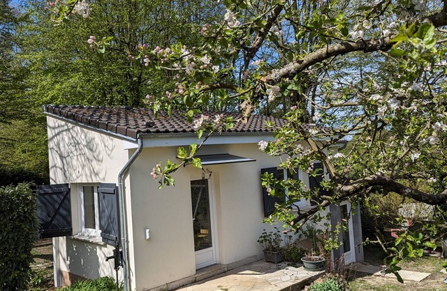 Studio Apartment 'Tout Confort Jardin Partagé' with Private Terrace, Shared Garden and Wi-Fi