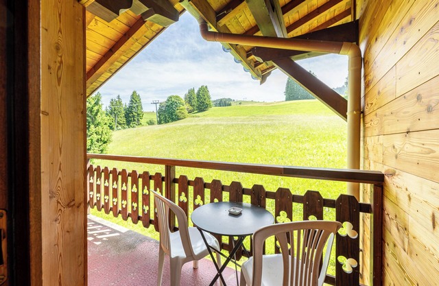 Studio Apartment '11 - Les Warrens' with Mountain View, Shared Garden and Wi-Fi
