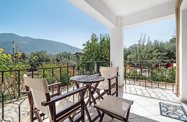 Studio Apartment "Daratos 4" with Sea View, Shared Garden & Wi-Fi