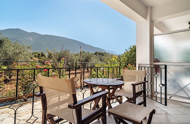 Studio Apartment "Daratos 5" with Sea View, Shared Garden & Wi-Fi