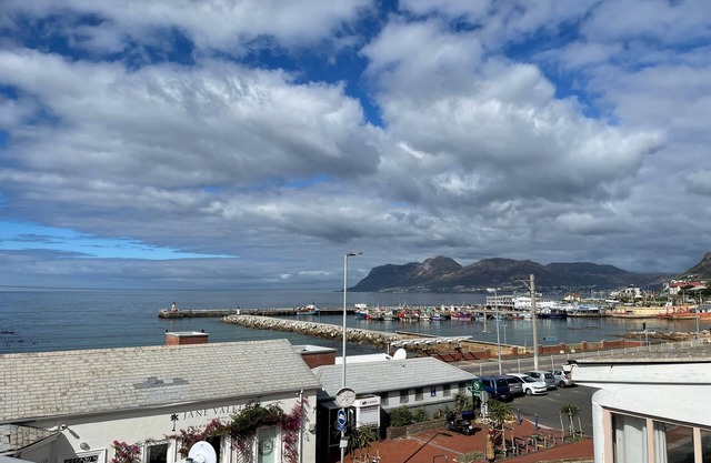 Studio apartment in the heart of Kalk Bay, 1 minute walk to the beach.