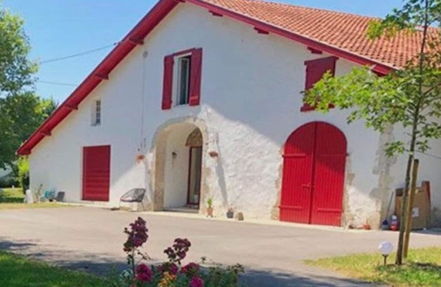 Studio Apartment 'La Grange De Larbaigt' with Private Terrace, Shared Garden and Wi-Fi